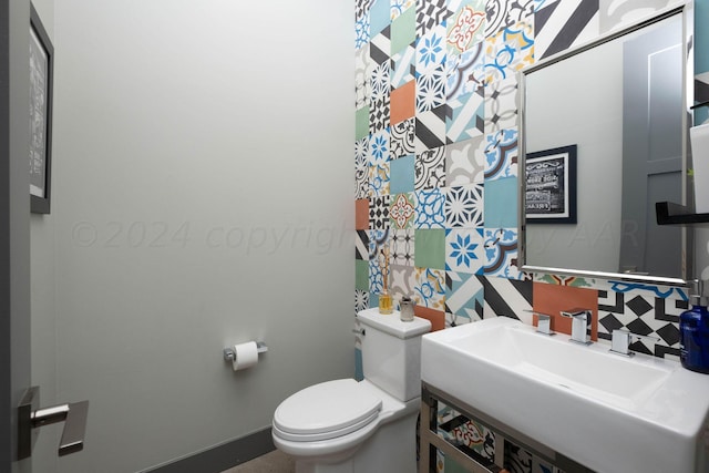 1600 S Milam St, Amarillo, TX 79102 - bathroom with toilet, backsplash, a sink, and baseboards