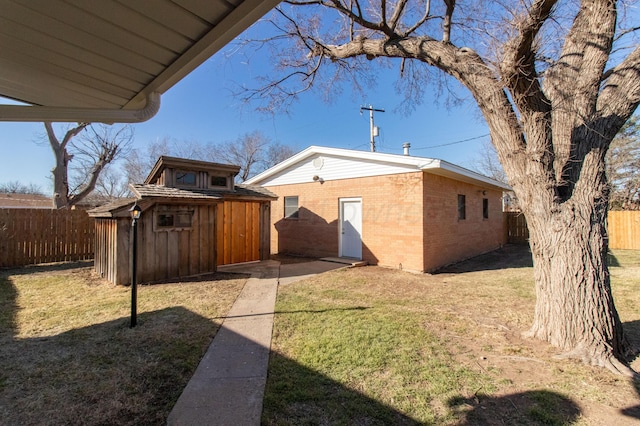 view of yard featuring a fenced backyard and an outbuilding