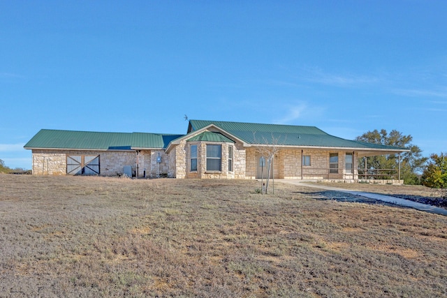 view of front of property featuring a front lawn