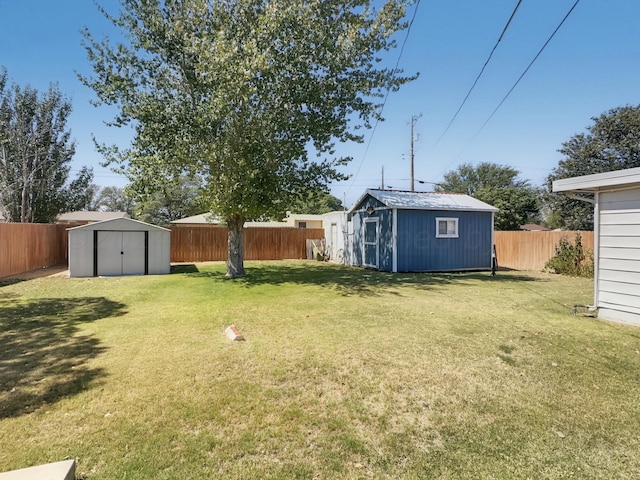 view of yard featuring a shed