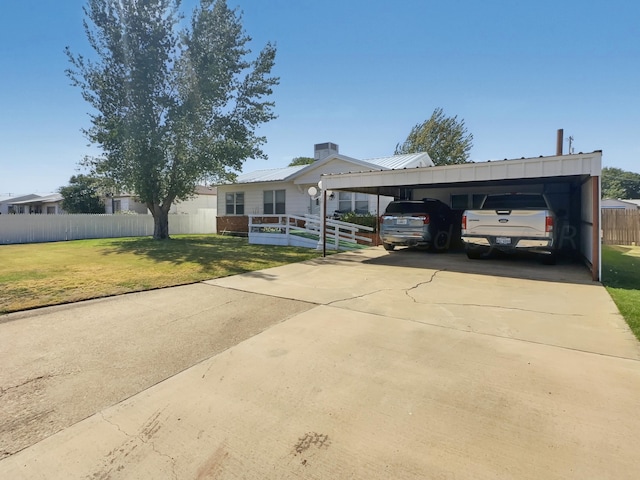 view of front of home featuring a front yard and a carport