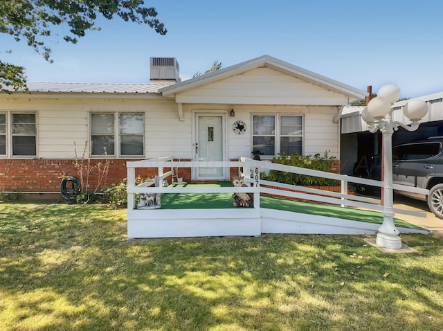 view of front of property featuring a front lawn