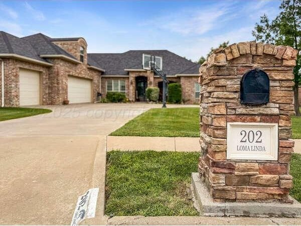 202 Loma Linda Ln, Borger, TX 79007 - photo 1