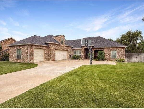 202 Loma Linda Ln, Borger, TX 79007 - photo 2