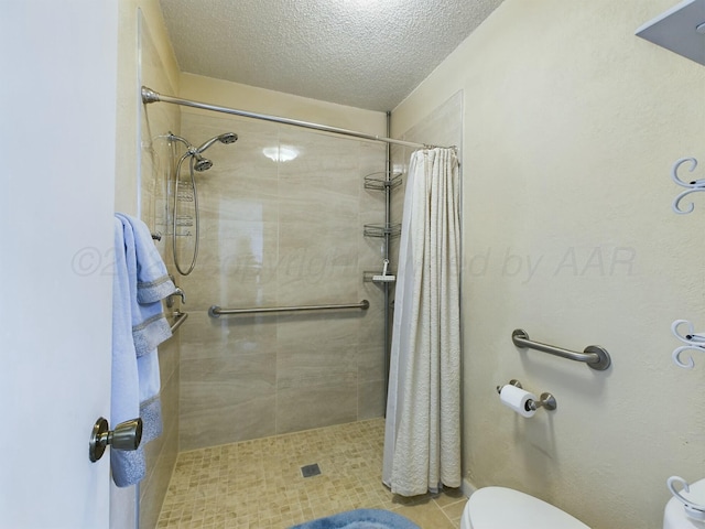 bathroom with toilet, a textured ceiling, and a shower with curtain