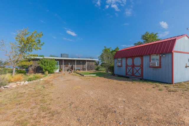 view of yard with an outbuilding