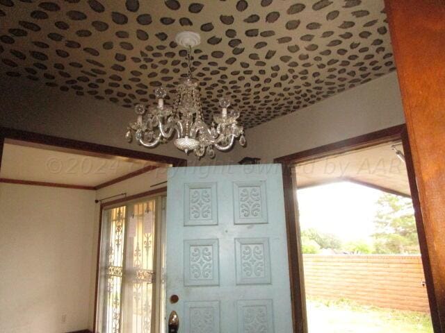 foyer with a notable chandelier