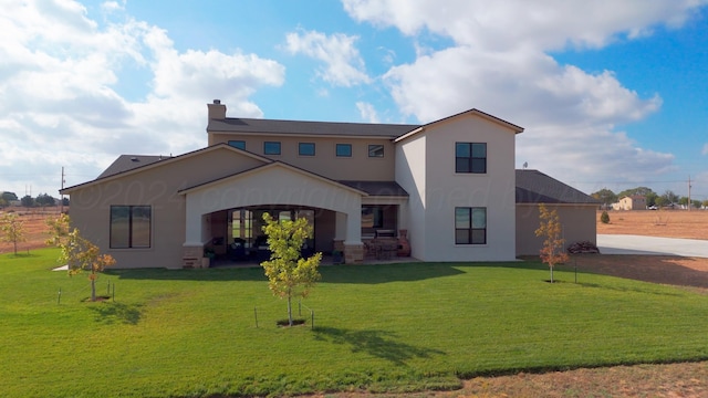 view of front of property featuring a front lawn