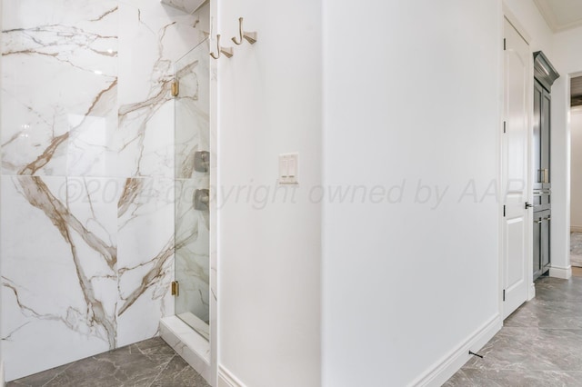 bathroom featuring a tile shower