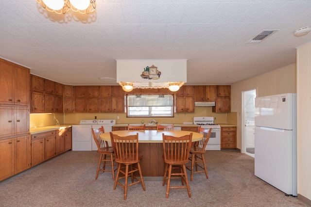 dining space with sink and washing machine and clothes dryer