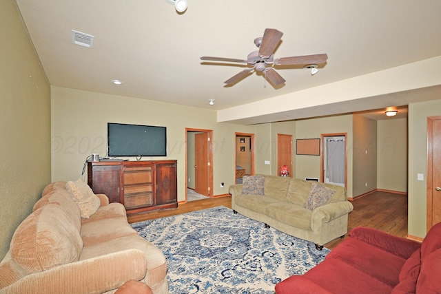 1206 Olive St, Stratford, TX 79084 - living area with wood finished floors and a ceiling fan