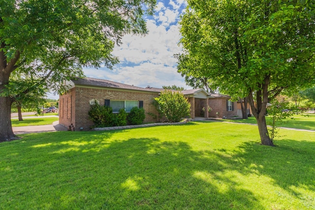 2101 Bowie St, Amarillo, TX 79109 - single story home with brick siding, a front lawn, and crawl space