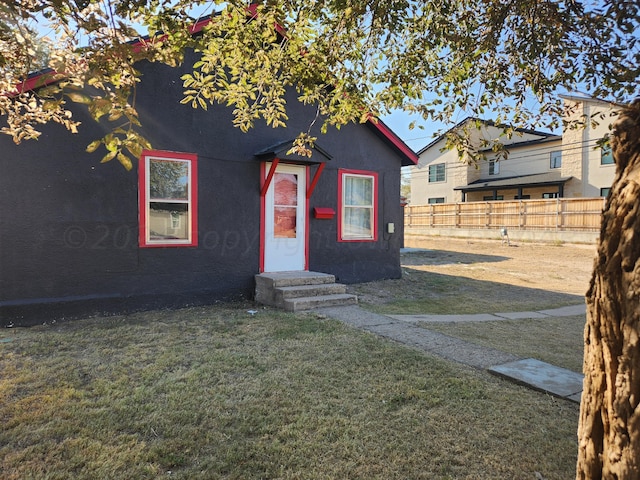 view of front of home featuring a front lawn