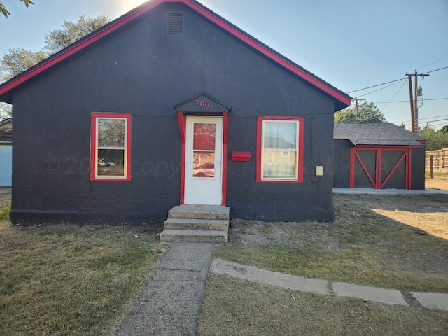 view of front of property with a front yard