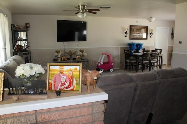 136 NW Dr, Hereford, TX 79045 - living area featuring a ceiling fan