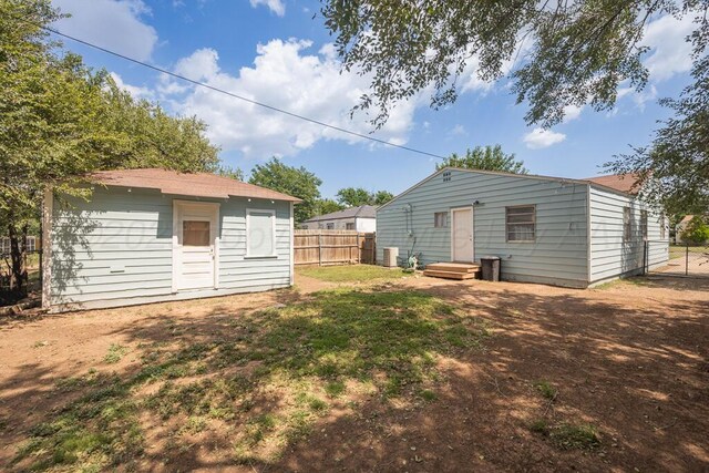 312 SW 45th Ave, Amarillo, TX 79110 - view of yard featuring an outbuilding