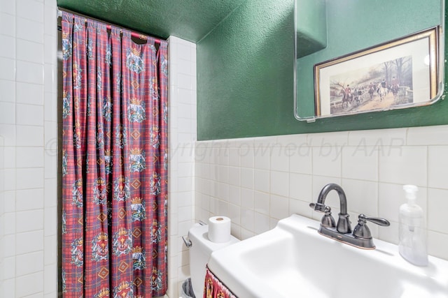 3208 S Ong St, Amarillo, TX 79109 - bathroom with curtained shower and tile walls