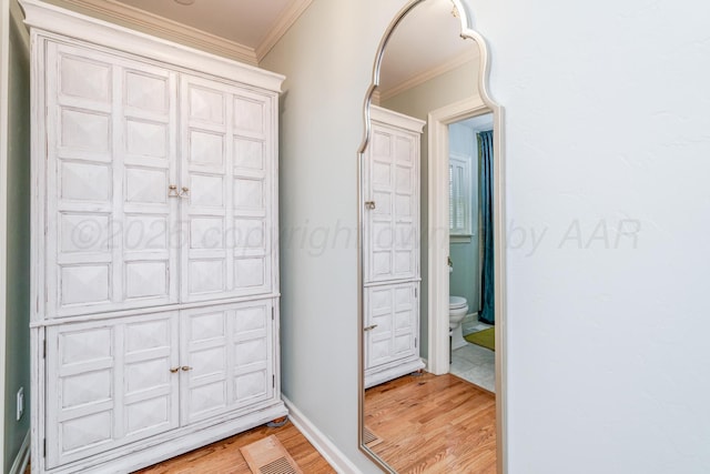 3208 S Ong St, Amarillo, TX 79109 - bathroom with wood finished floors and crown molding