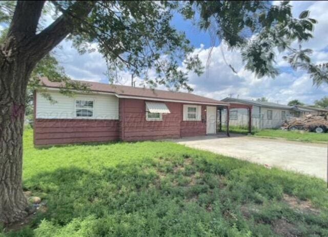 single story home featuring a front lawn