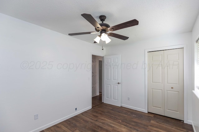 unfurnished bedroom featuring dark wood-style floors, baseboards, a closet, and ceiling fan