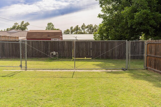 1002 S Main St, Wheeler, TX 79096 - view of yard with a gate