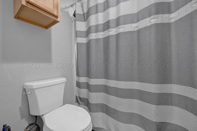 307 N Georgia St, Amarillo, TX 79106 - full bath featuring toilet and a textured wall