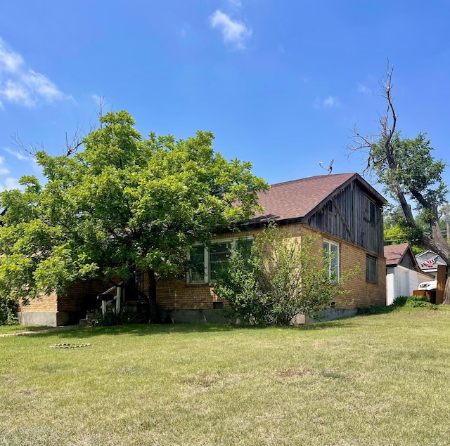 view of side of property featuring a lawn