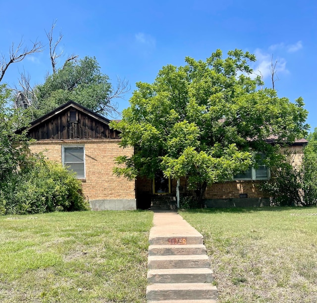 view of front of home with a front yard