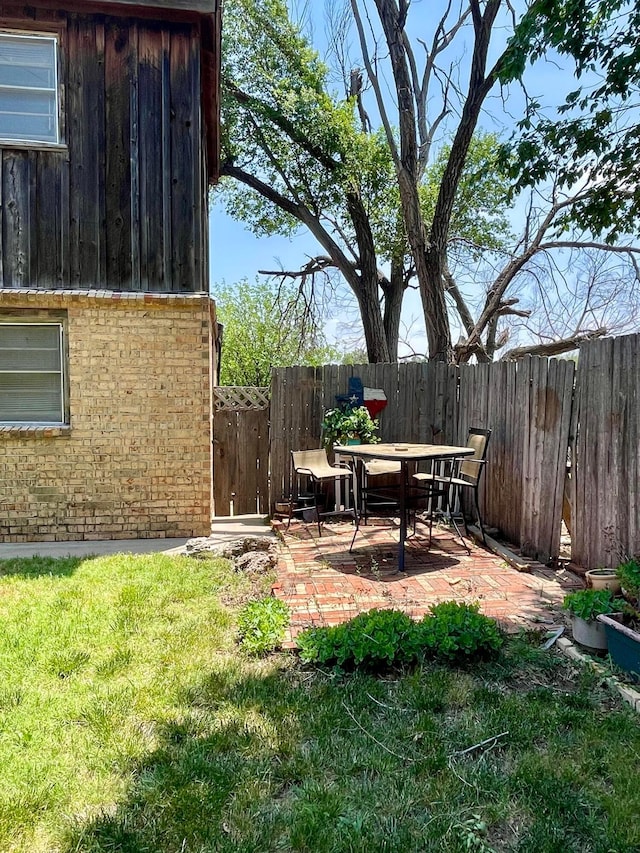 view of yard featuring a patio