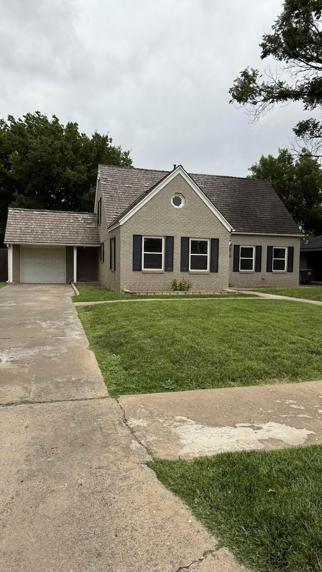 1011 S Lamar St, Amarillo, TX 79102 - ranch-style house featuring a front yard, an attached garage, and roof with shingles