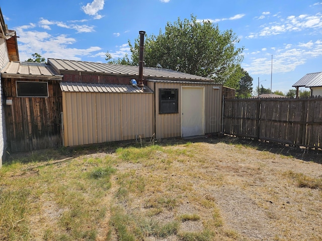 view of yard with an outdoor structure