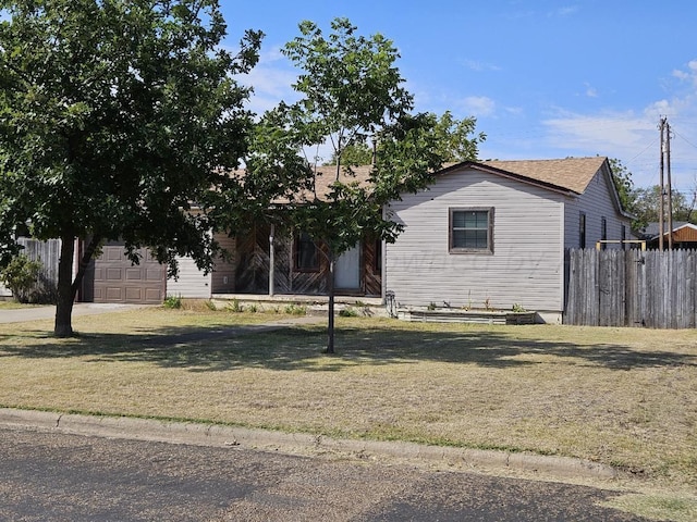 view of front facade featuring a front yard