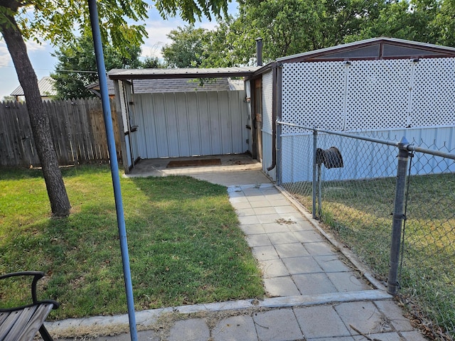 view of yard featuring a storage shed