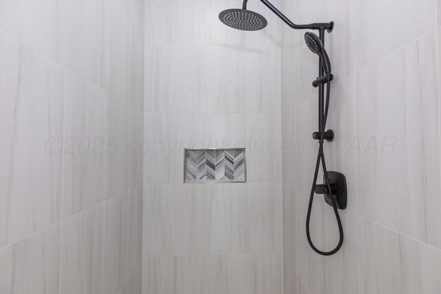 interior details with a tile shower