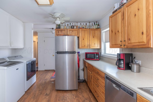 kitchen featuring stainless steel appliances, separate washer and dryer, a ceiling fan, light countertops, and dark wood finished floors