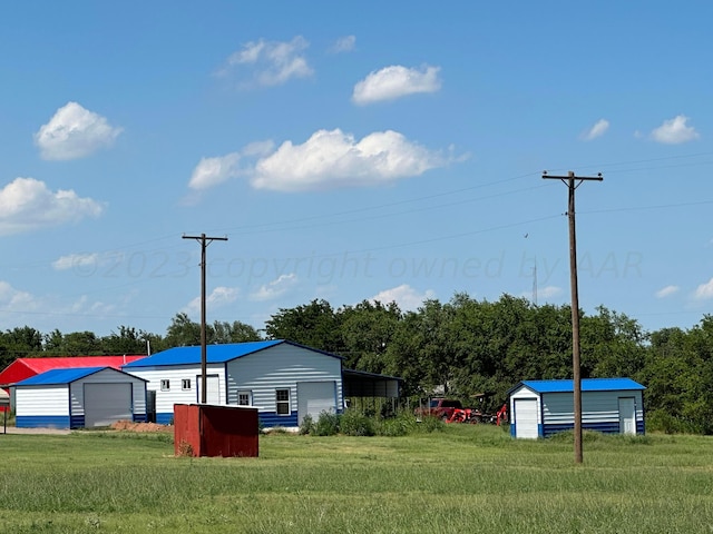 700 N Texas St, Shamrock, TX 79079 - view of grassy yard featuring a garage