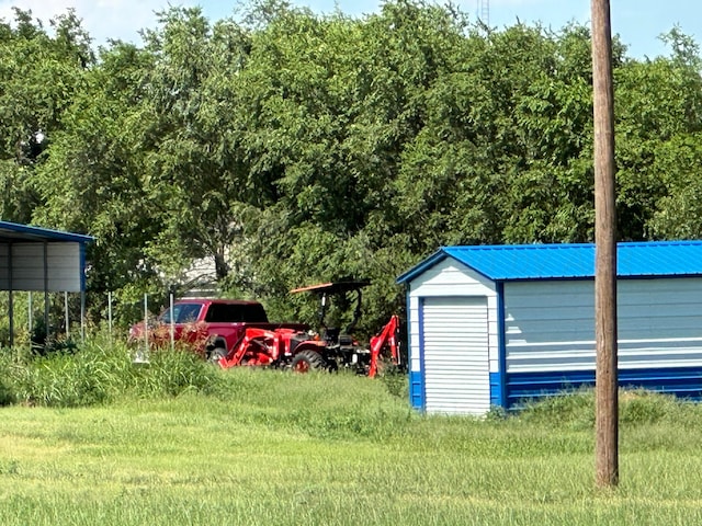 700 N Texas St, Shamrock, TX 79079 - view of green lawn