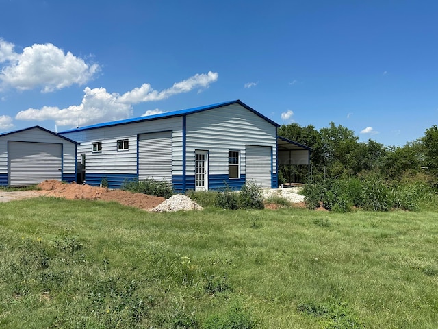 700 N Texas St, Shamrock, TX 79079 - view of front of home with an outbuilding and a garage