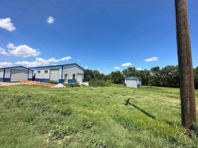 700 N Texas St, Shamrock, TX 79079 - view of grassy yard featuring a garage and an outbuilding