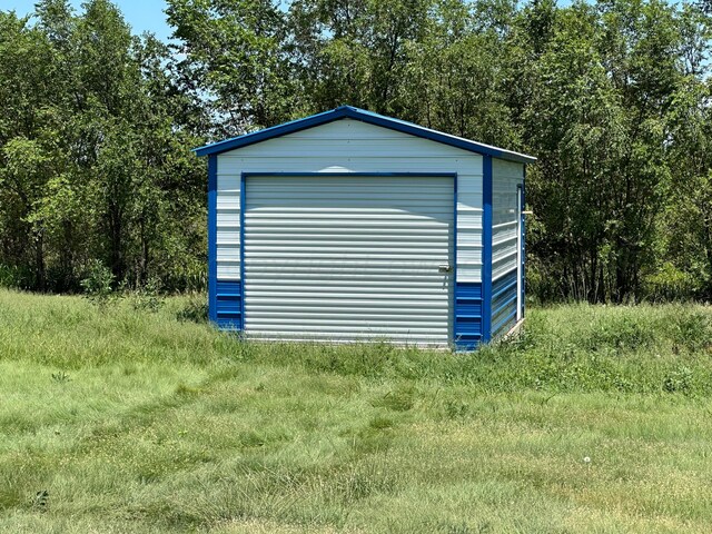 700 N Texas St, Shamrock, TX 79079 - view of detached garage