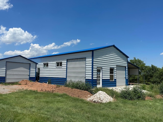 700 N Texas St, Shamrock, TX 79079 - view of side of home featuring an outdoor structure, a garage, and a yard
