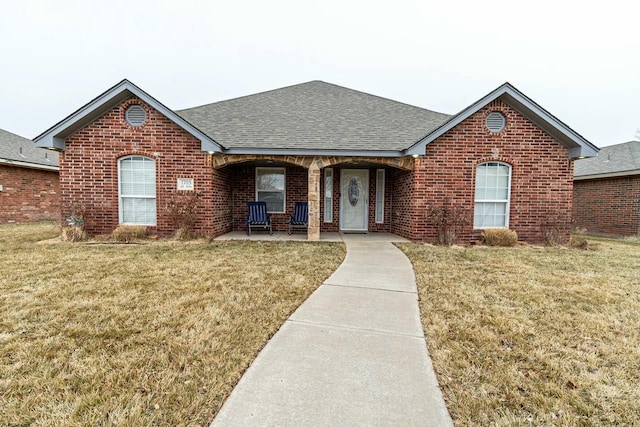 view of front facade featuring a porch and a front yard