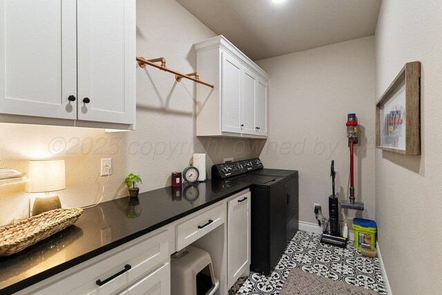 9111 Highland Springs Dr, Amarillo, TX 79119 - clothes washing area featuring baseboards, cabinet space, and independent washer and dryer