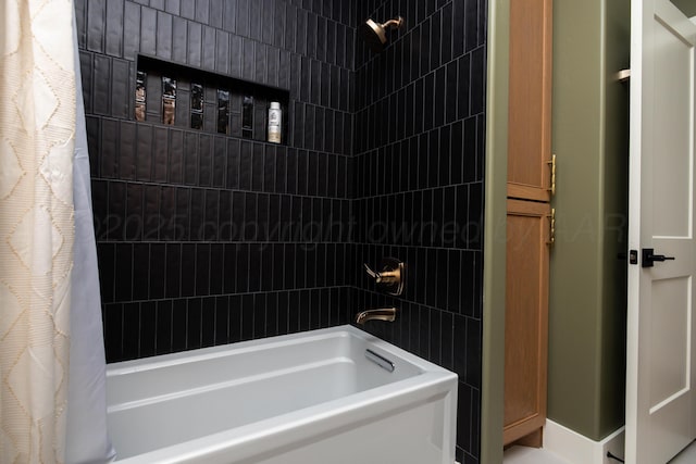 bathroom featuring shower / bath combo with shower curtain