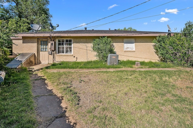 back of house featuring a yard