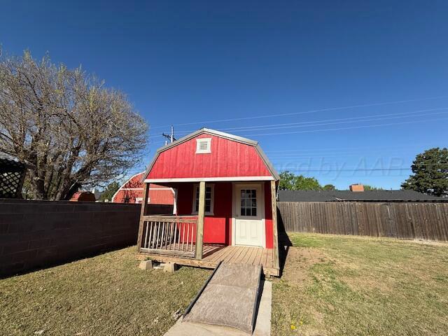view of outdoor structure with a fenced backyard and an outdoor structure