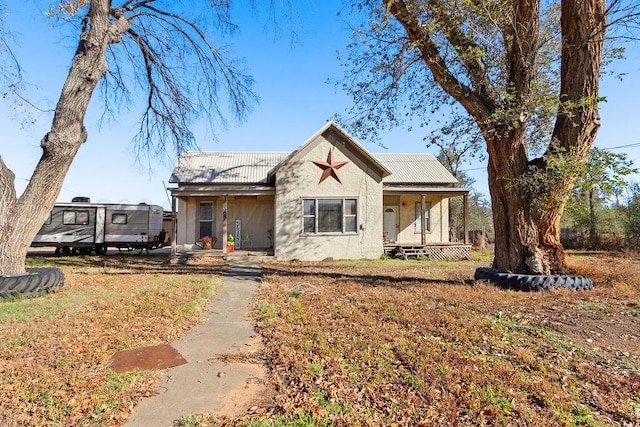 view of front facade with a front lawn and a porch