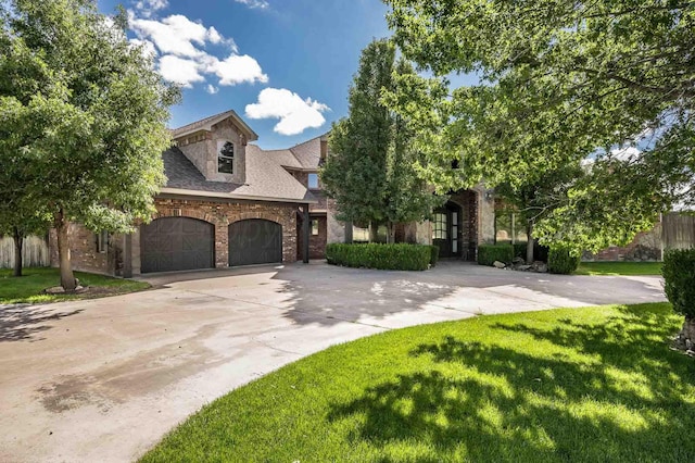 view of front of house featuring a front lawn and a garage