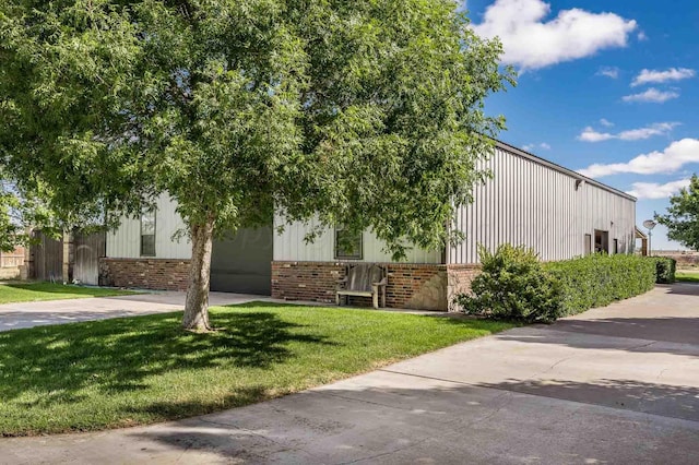 view of front of house featuring a front lawn