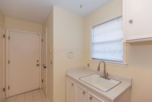 6710 Gainsborough Rd, Amarillo, TX 79106 - laundry area with a sink and light tile patterned floors